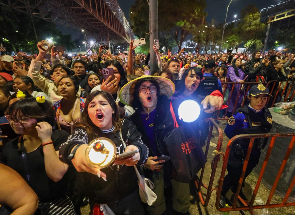 Aunque no lograron entrar al concierto, el fandom se hizo presente. 💜
Cientos de fans de BTS se reunieron afuera del Estadio GNP Seguros para cantar, emocionarse y vivir juntos la experiencia, aunque fuera desde lejos.
Fotografías: Pavel Jurado Canseco