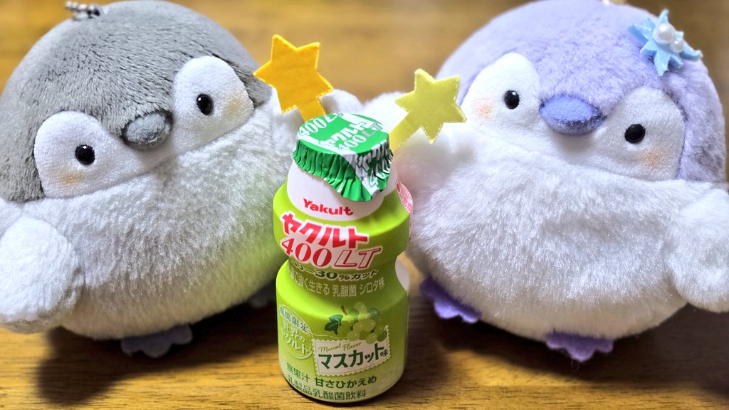 じーっ……🐧🐧💚

#コウペンちゃん 
#ヤクルトマスカット味