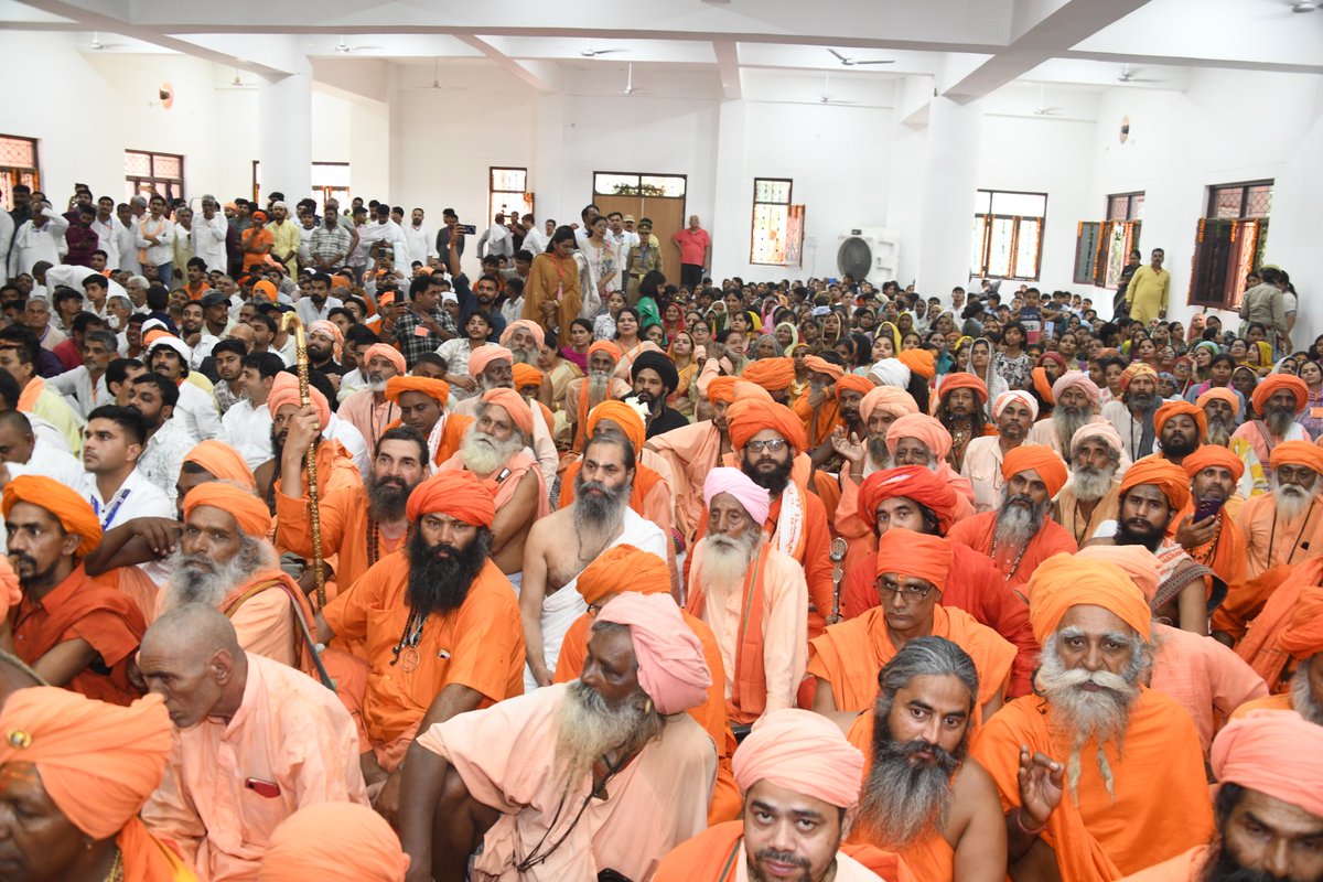 baghpatdio's tweet photo. बागपत श्री शिव गोरखनाथ आश्रम खोखरा में आयोजित नवनाथ मूर्ति प्राण प्रतिष्ठा एवं आठमान भंडारा कार्यक्रम में उत्तर प्रदेश के माननीय मुख्यमंत्री @myogiadityanath जी सम्मिलित हुए मूर्ति अनावरण किया और यज्ञ में पूर्ण आहुति दी और लाल चंदन का पौधा रोपित कर पर्यावरण संरक्षण का संदेश दिया। https://t.co/kaG5FdMVVv
