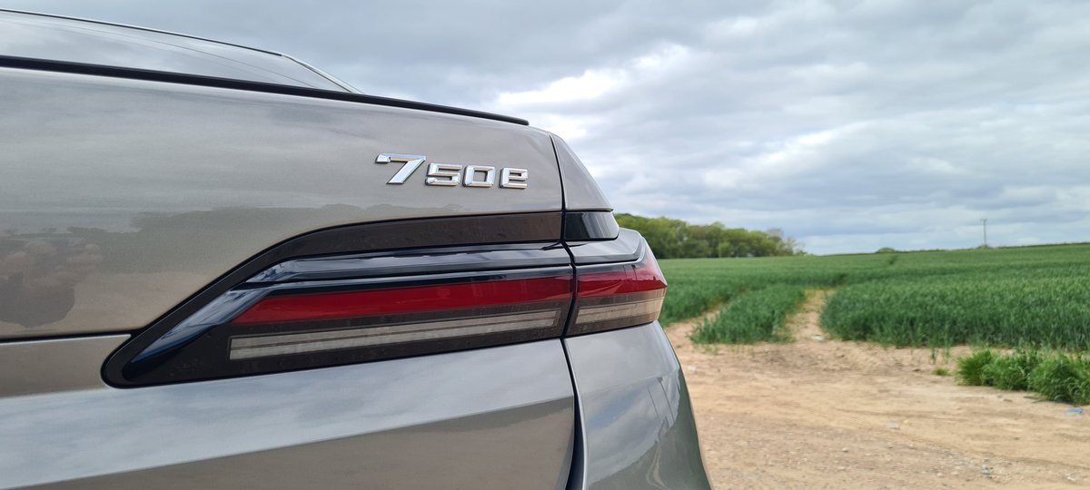 MttRbnsn's tweet photo. Bit of bad timing, seeing as how #BMW has just announced the facelifted (LCI) version, but this is my first go in the current-gen #7Series.

It's a 489hp, £106,365, #750e #xDrive #MSport #PHEV. With automatic opening and closing doors! #tooposhtopush https://t.co/haUeryIZRp