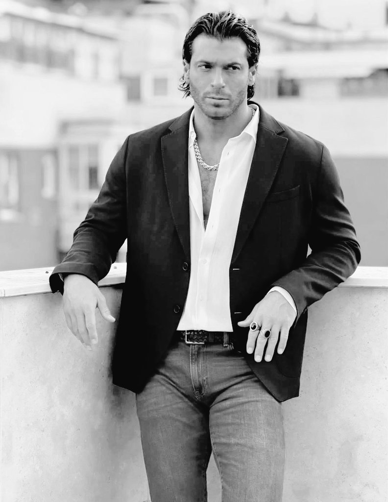 Que la luz despeje toda oscura negatividad. 
Al mantener luz propia, se disipa la negatividad y se incomoda a la oscuridad.
#CanYaman