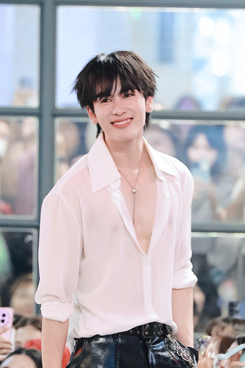 เป็นแก้วเป็นแสง ✨

#LoveSceneJASPERpresstour
#Flex1045xJASPER_LoveScene
#Santapp