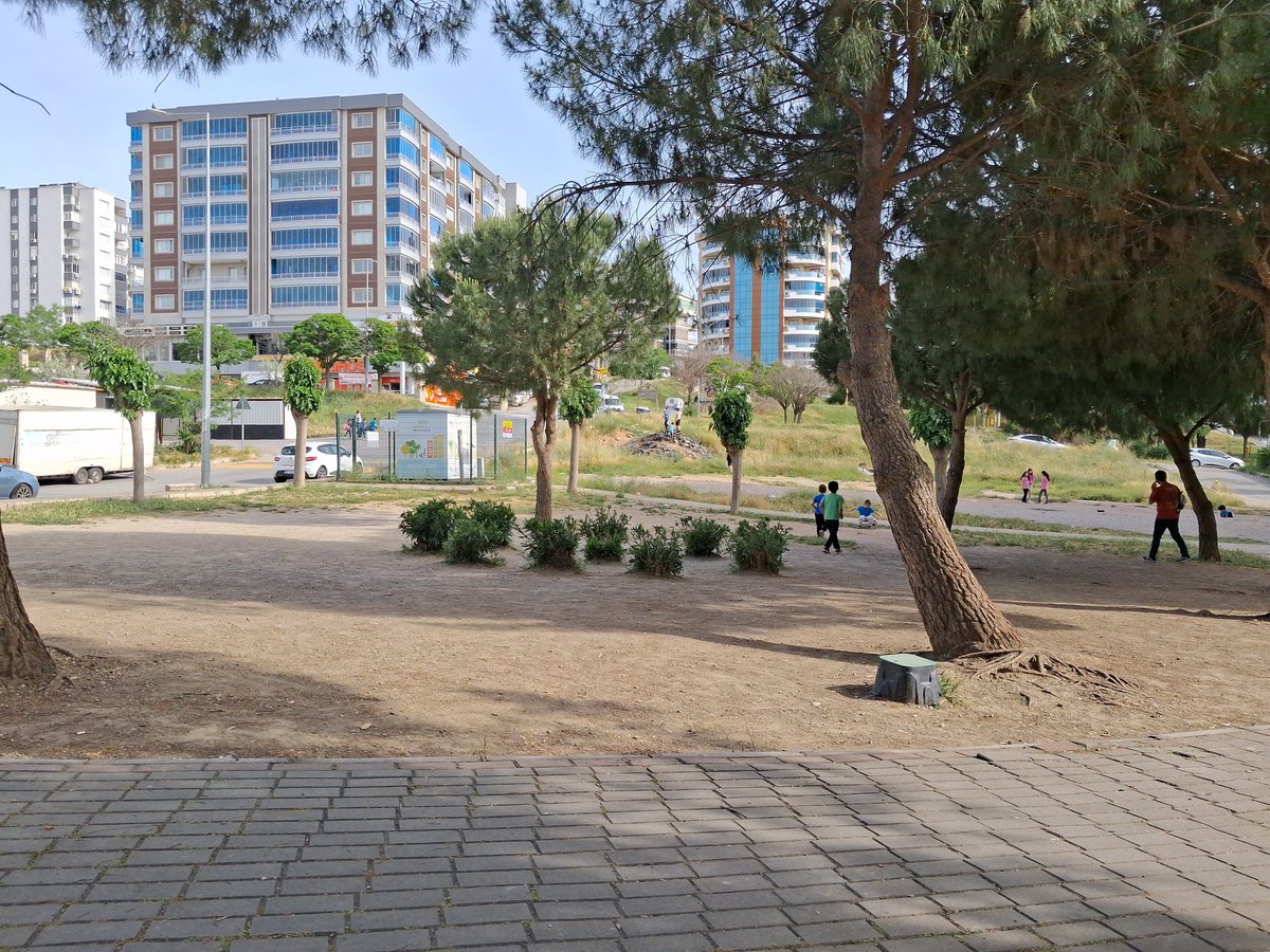 ygumulcineli's tweet photo. @bucacozumerkezi Buca Koop Mah., Enes Sayar Parkı.

Okula yakın, hareketli bir park. Ancak yeşil alan yok, oturma alanı yok, araç trafiğine rağmen etrafında koruma yok. Futbol, basketbol sahası zaten yok. Çocuklar toz, toprak içinde oynuyor. @izmirbld @BucaBld @izmirhim https://t.co/gkJGPrWm4G