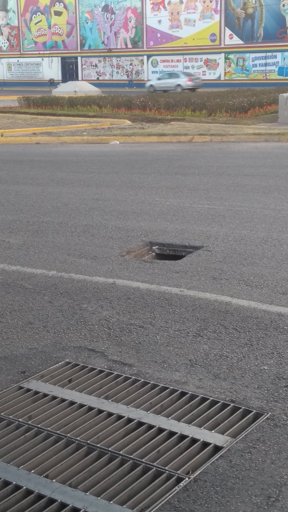 pepecrim's tweet photo. Registro de @TELMEXSoluciona sin tapa en Av Insurgentes y Gonzalitos, Vista Hermosa, 64620 Monterrey, N.L. https://t.co/xOlhjpZ1qJ