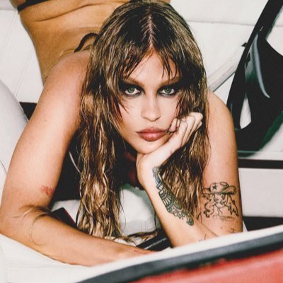 luisadailybr_'s tweet photo. 🚨“QUE O AMOR MORRA”, de Luísa Sonza, reentrou no Top 200 do Spotify Brasil, ocupando a posição #177 com 161.901 streams. https://t.co/kPZugtP6Go