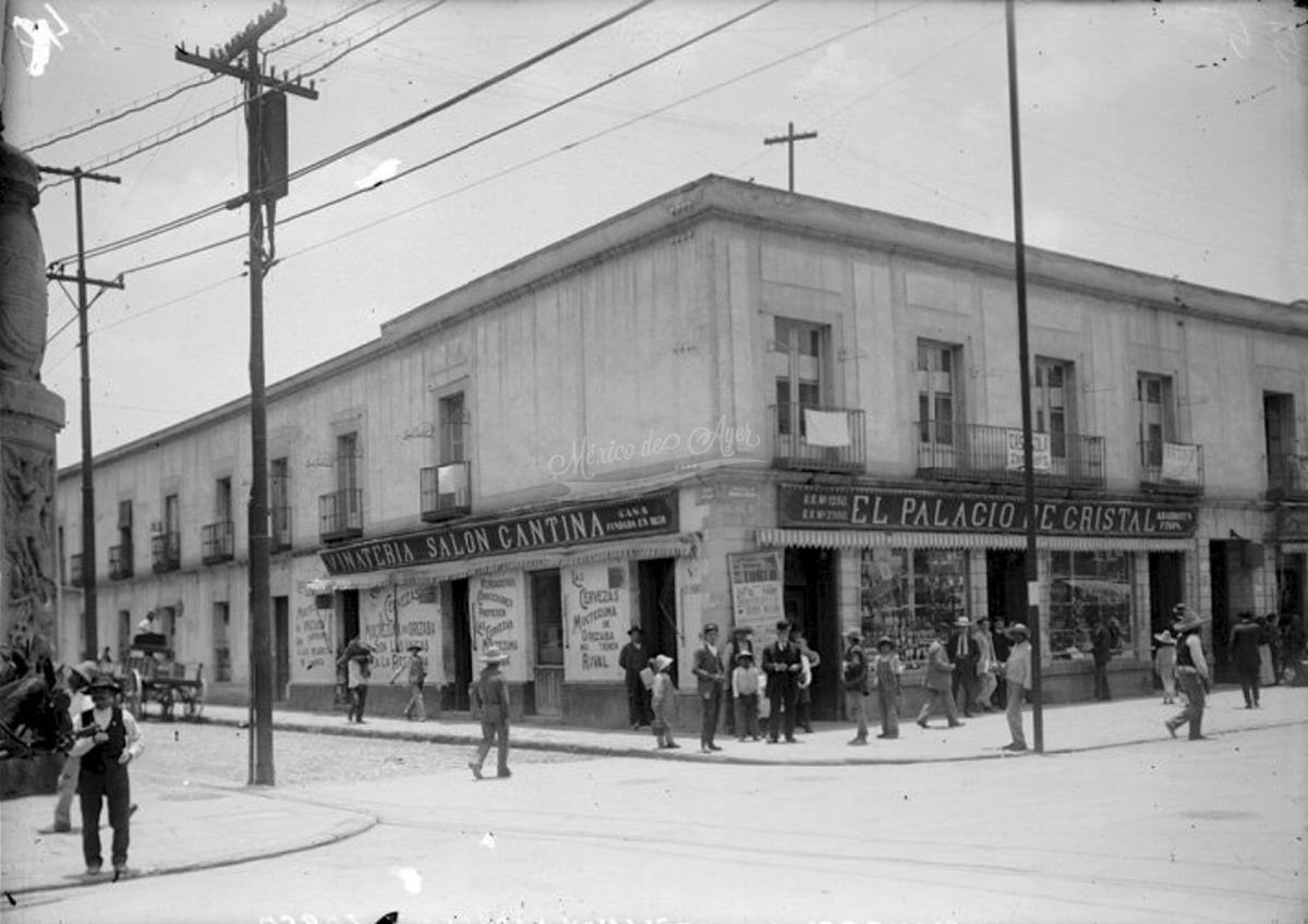 mexdeayer's tweet photo. Antigua construcción ubicada en la entonces Avenida de los Hombres Ilustres, hoy Avenida Hidalgo, esquina con la calle de Zarco, en la colonia Guerrero, justo a un costado del Templo de San Hipólito. Durante la primera década del siglo XX, en este inmueble funcionó el conocido establecimiento “Palacio de Cristal”, que operaba como vinatería y salón cantina, formando parte de la vida social y comercial de aquella época.
Con el paso de los años, el edificio albergó distintos tipos de comercios, adaptándose a las transformaciones comerciales de la zona. Sin embargo, en la década de 1960 la construcción fue demolida junto con varios inmuebles cercanos debido a las obras de ampliación del Paseo de la Reforma hacia el norte de la Ciudad de México, proyecto que cambió notablemente el aspecto  de este sector de la capital.

https://t.co/VPuCUEOBpA