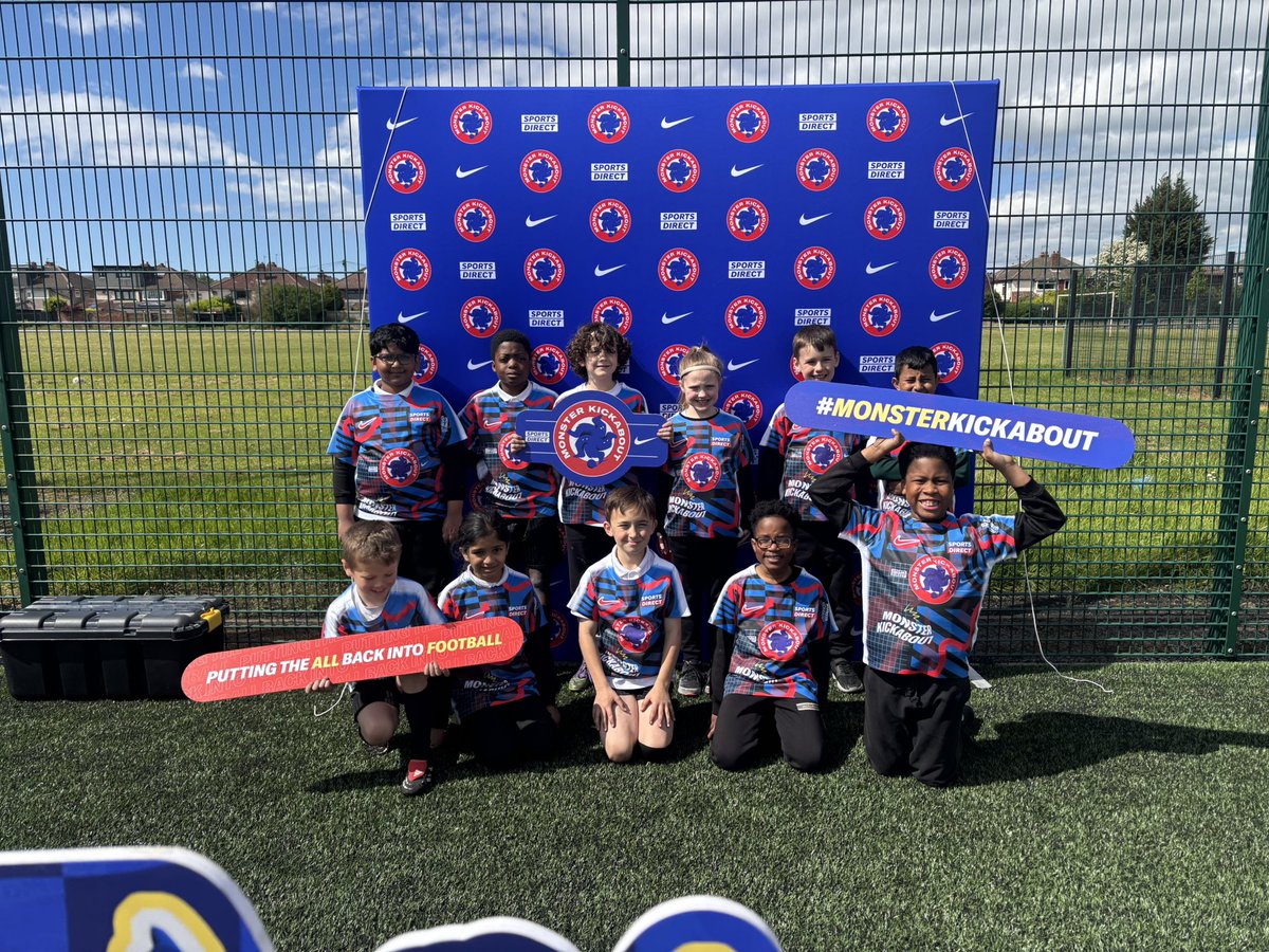 MrMcHale7's tweet photo. 11 @SMA_Year4 had an amazing afternoon with @MKickabout at Heron Eccles Sports Centre. We had fun with all the coaches playing different games. Well done to Olivia who won a £25 Sports Direct voucher. All children received a goodie bag and a t-shirt too. @StMargarets_ https://t.co/wkEZBcYD9g