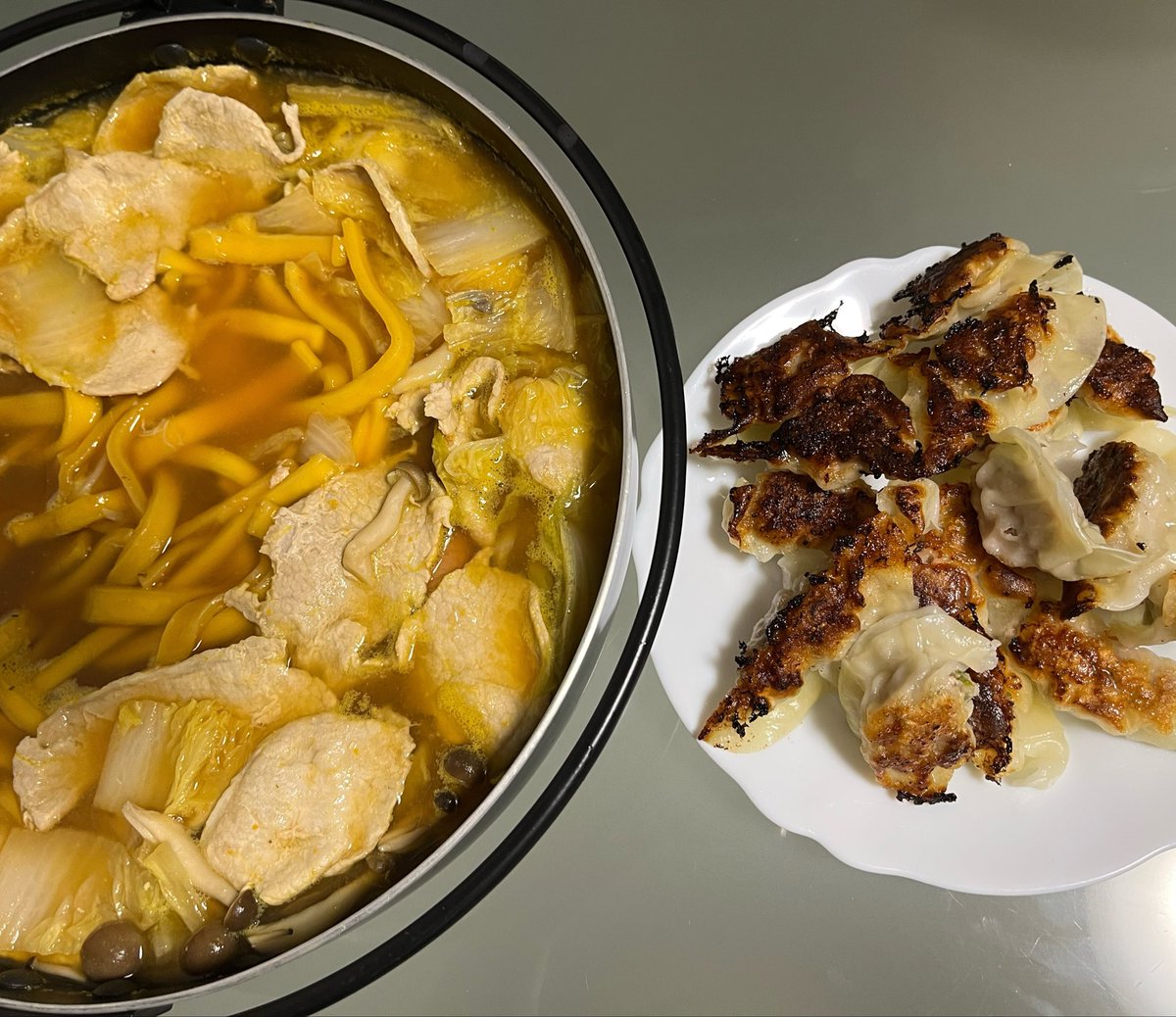 gfkei2's tweet photo. 夕飯♪
かぼちゃほうとう🍲🎃
作り置きしておいたギョウザ🥟
月曜日から仕事疲れた😓 https://t.co/0mLBX54LrE