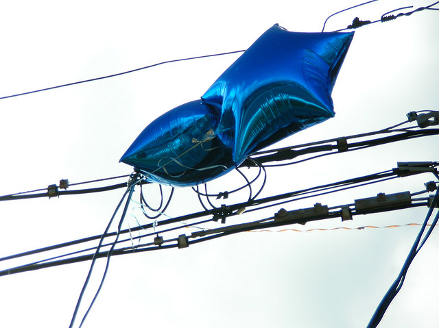 MIPublicPower's tweet photo. 🎓 Graduation is a time to celebrate, but metallic balloons can create serious electrical hazards and even cause power outages if released outdoors. Keep celebration balloons indoors when possible, or tied down and away from power lines.

https://t.co/e79zwpqBZV https://t.co/y1Zk0Lq64i