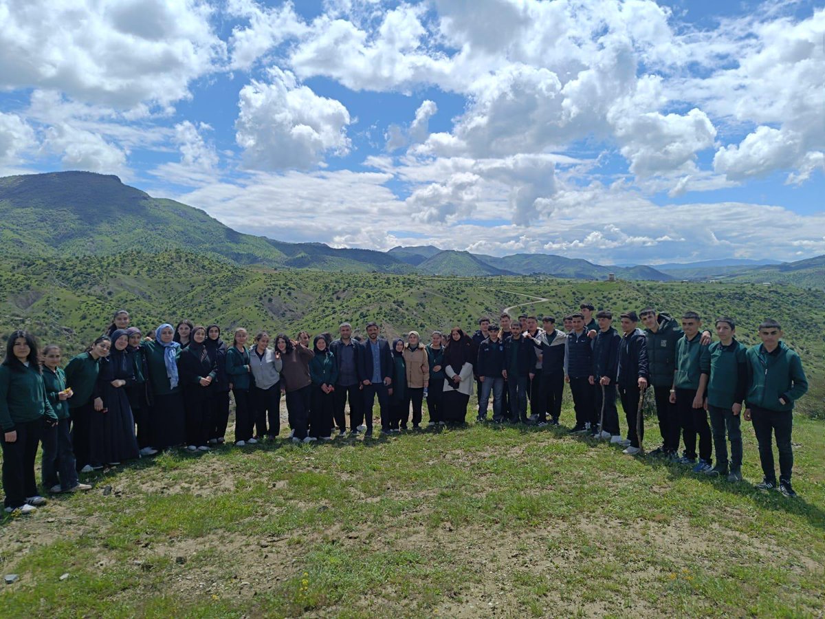 BatmanilMEM's tweet photo. 🏃‍♂️🌿 ‘10 Mayıs Dünya Sağlık İçin Hareket Et Günü’ kapsamında Sason ilçemizde çeşitli etkinlikler gerçekleştirildi.

Okulumda Sağlıklı Besleniyorum Programı kapsamında Sason Anadolu İmam Hatip Lisesi, Karşıyaka Ortaokulu ve Yücebağ Yatılı Bölge Ortaokulunda düzenlenen etkinliklerde öğrencilerimiz sağlıklı yaşam için hareket etti.

“Sağlık İçin Hareket Et” sloganıyla gerçekleştirilen program; sabah sporu etkinlikleriyle başlayıp doğa yürüyüşleriyle devam etti. Düzenlenen etkinliklerle öğrencilerimizin fiziksel aktivite alışkanlığı kazanması ve hareketli yaşamın önemine dikkat çekilmesi hedeflendi.

💚 Sağlıklı bireyler, güçlü yarınlar demektir.

@tcmeb @Yusuf__Tekin @batmanvaliligi @yasarciger