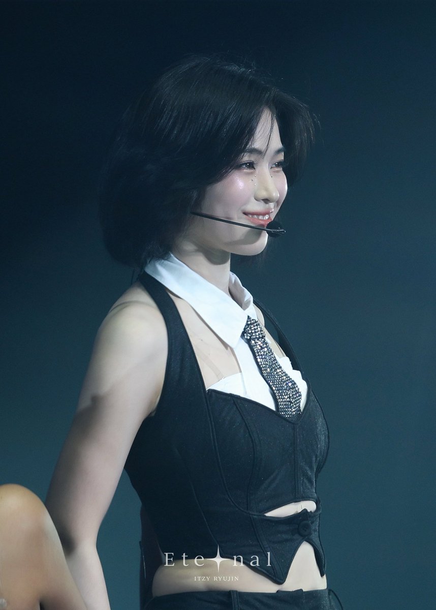 ewryujin's tweet photo. ㅤㅤㅤㅤㅤㅤ
───   𝑹𝒚𝒖𝒋𝒊𝒏  𝑨𝒓𝒄𝒉𝒊𝒗𝒆  ˚ ༘ ೀ⋆｡˚

the stage is her domain, and her presence is completely undeniable. every movement shows a dedicated artist in her element.
ㅤㅤㅤ https://t.co/UbkJTt6UoU