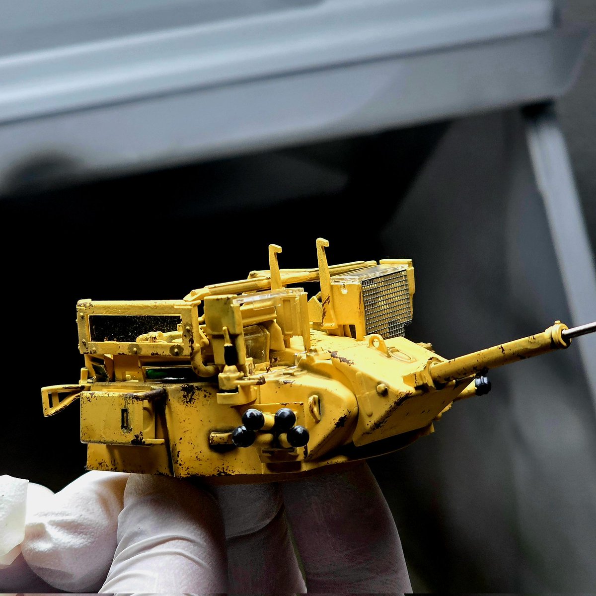 Rulaman_1's tweet photo. #JFFLetterB 

Did panel lineing, filter and a lot of chipping. Gives the sand yellow a bit of contrast. And I added the bar armour. It fitted better than I feared.

Tracks will be next.

 #modellbau #modellbauer #scalemodel #scalemodeler #HistScaleModels #JustForFunScaleModels https://t.co/V89WlO0xNr