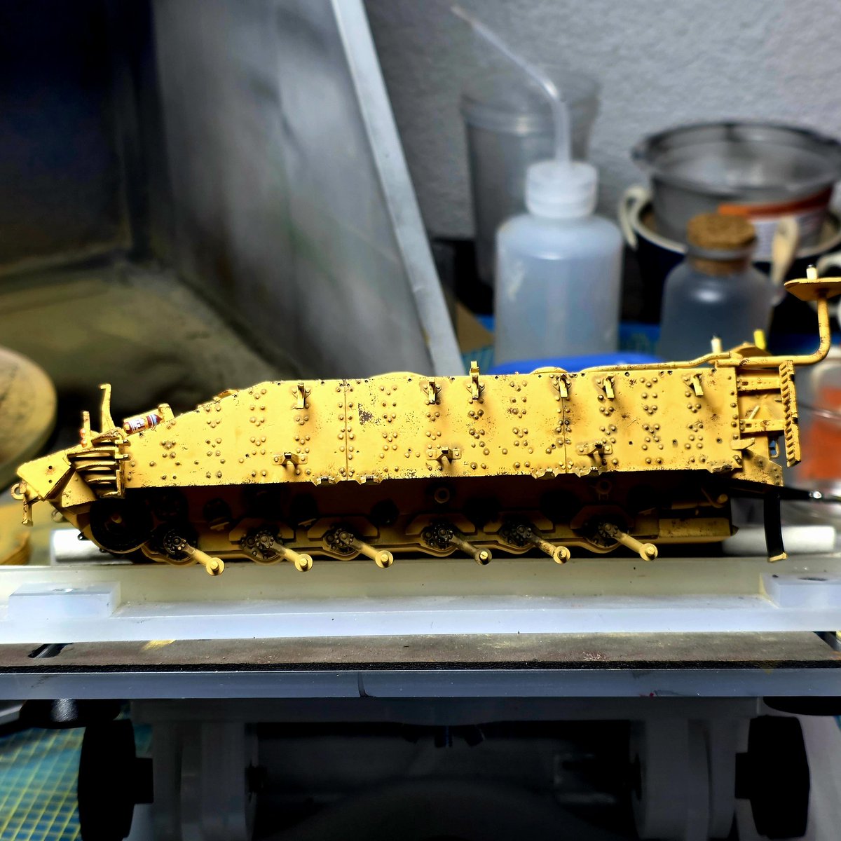 Rulaman_1's tweet photo. #JFFLetterB 

Did panel lineing, filter and a lot of chipping. Gives the sand yellow a bit of contrast. And I added the bar armour. It fitted better than I feared.

Tracks will be next.

 #modellbau #modellbauer #scalemodel #scalemodeler #HistScaleModels #JustForFunScaleModels https://t.co/V89WlO0xNr
