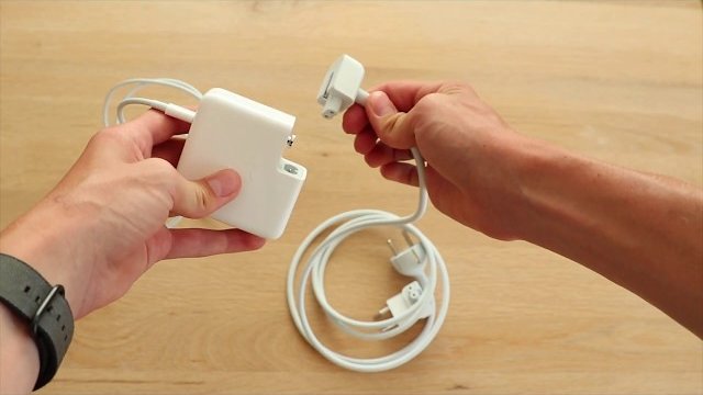 TimeSlipper_0's tweet photo. @EricRichards22 I've never seen anyone using the supplied extension lead https://t.co/bKHSbGLzZB