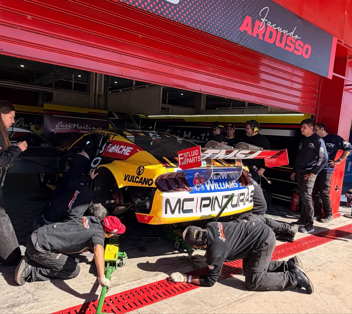 FacundoArdusso's tweet photo. Cuando salí de boxes para la final se rompió el tornillo de la “V”, se giró el diferencial y se dañó la suspensión trasera. Pude llegar a boxes, pero perdimos el P13.

Gran trabajo de los mecánicos del @MartinezCompeOk para reparar el auto y volver a pista para completar la final https://t.co/ZQRILzUPpg