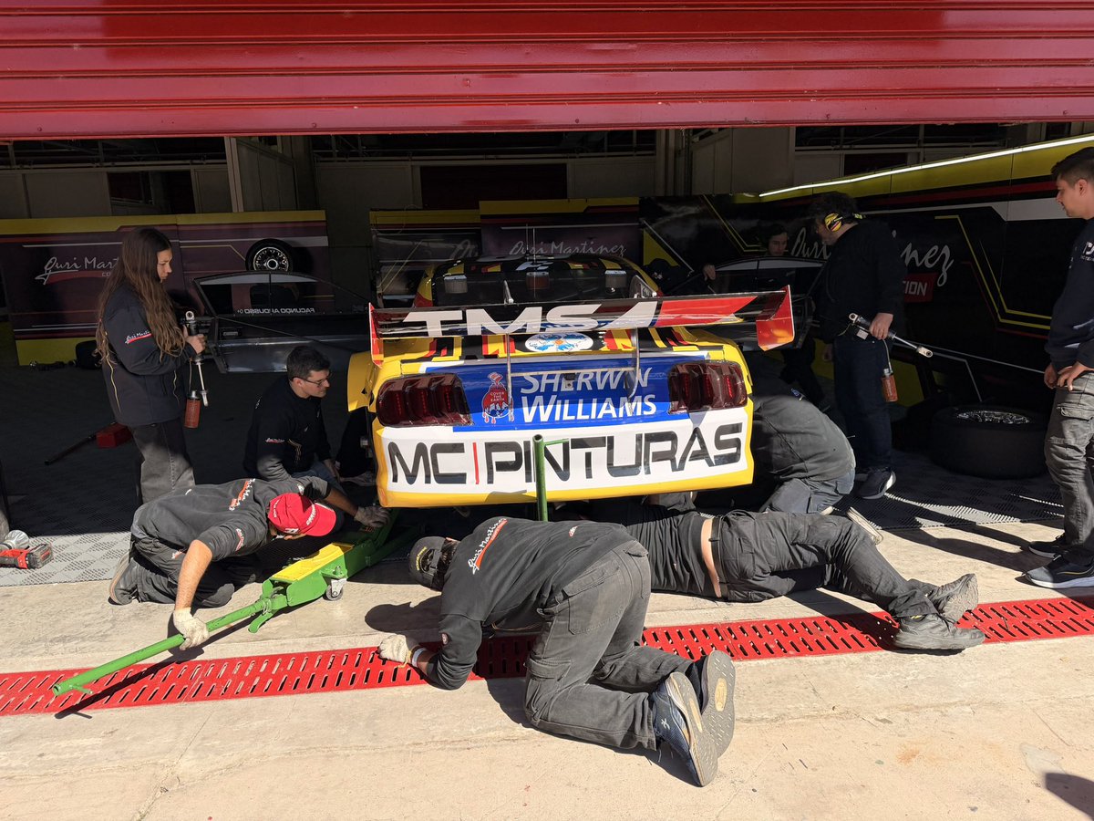 FacundoArdusso's tweet photo. Cuando salí de boxes para la final se rompió el tornillo de la “V”, se giró el diferencial y se dañó la suspensión trasera. Pude llegar a boxes, pero perdimos el P13.

Gran trabajo de los mecánicos del @MartinezCompeOk para reparar el auto y volver a pista para completar la final https://t.co/ZQRILzUPpg