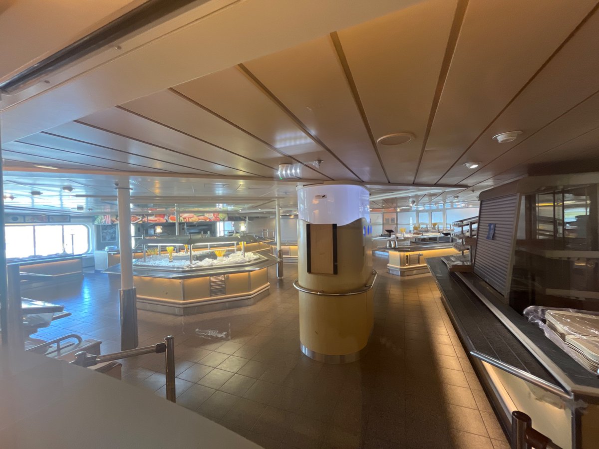 Nadon531753's tweet photo. Pour ceux qui n’ont jamais pris le bateau pour aller au bled voici un petit aperçu d’une cabine, du self, du café et de la moussala… https://t.co/guMVL9NiLw