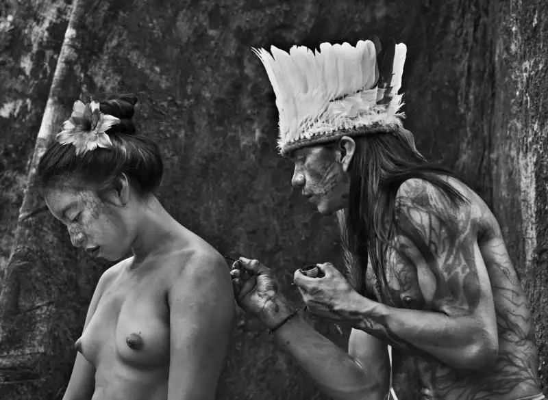 "O povo Yawanawá passou de 283 pessoas nos anos 1990 para cerca de 1.100 atualmente; na foto, Kanamashi Yawanawá tem as costas pintadas por Keiá Yawanawá" https://t.co/KJw7AL7Spp