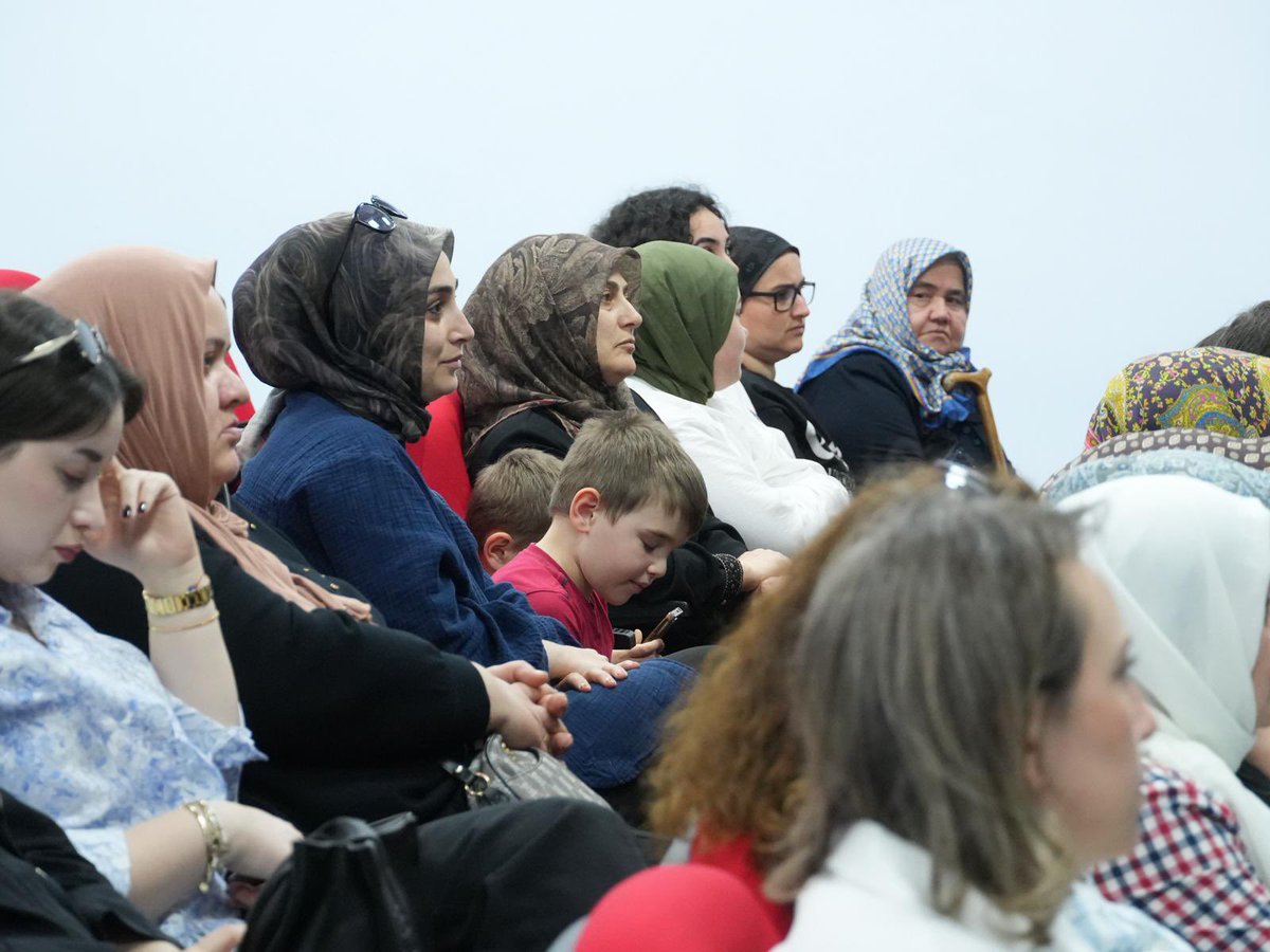duzcebld's tweet photo. Aile Akademimiz Çilimli'de

"Ailemiz en güçlü kalemiz" mottosuyla aileyi güçlendirmek amacıyla kurduğumuz Aile Akademimiz, Mayıs ayı eğitim programını Anneler Günü kapsamında Çilimli'de gerçekleştirdi.

Birbirinden değerli panelistlerimiz, aile, annelik ve toplumsal değerler üzerine kıymetli bilgiler paylaştı.

Eğitim programımız için bizi takipte kalın