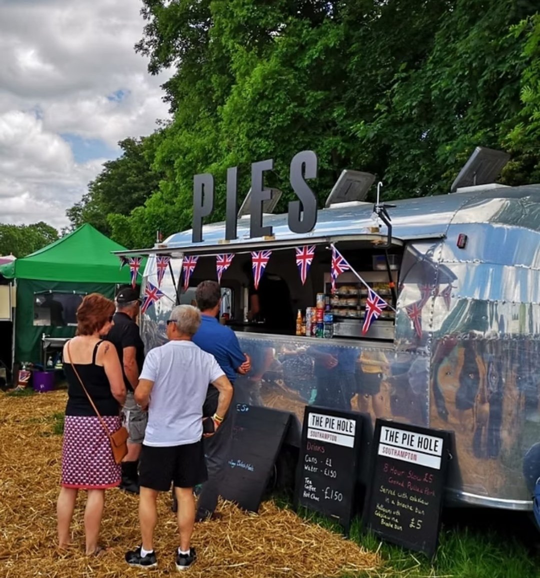 bondbrews's tweet photo. We are pleased to announce @thepieholeuk will be providing the food at our July #bondbrewstapyard . Even more reason to visit https://t.co/AjOLUWtm4X https://t.co/hUwgoLy5oO