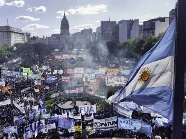 UNLuOficial's tweet photo. Por la Educación Pública, la Universidad y la Ciencia Nacional: Convocan a la 4° Marcha Federal https://t.co/Xi7lJVaQfm https://t.co/QAtwmMeuUf