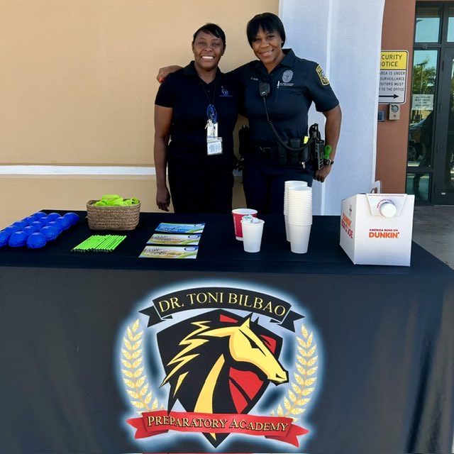 MDCPS_MHS's tweet photo. Mental Health Awareness is done through collaboration! @dtbprep  welcomes families to gain information &amp; connect with their student services team, Mental Health Coordinator Ms. Dinzey and SRO. 

Prevention starts with Connection! @MDCPSCentral @MDSPD https://t.co/rNewDJIHAP