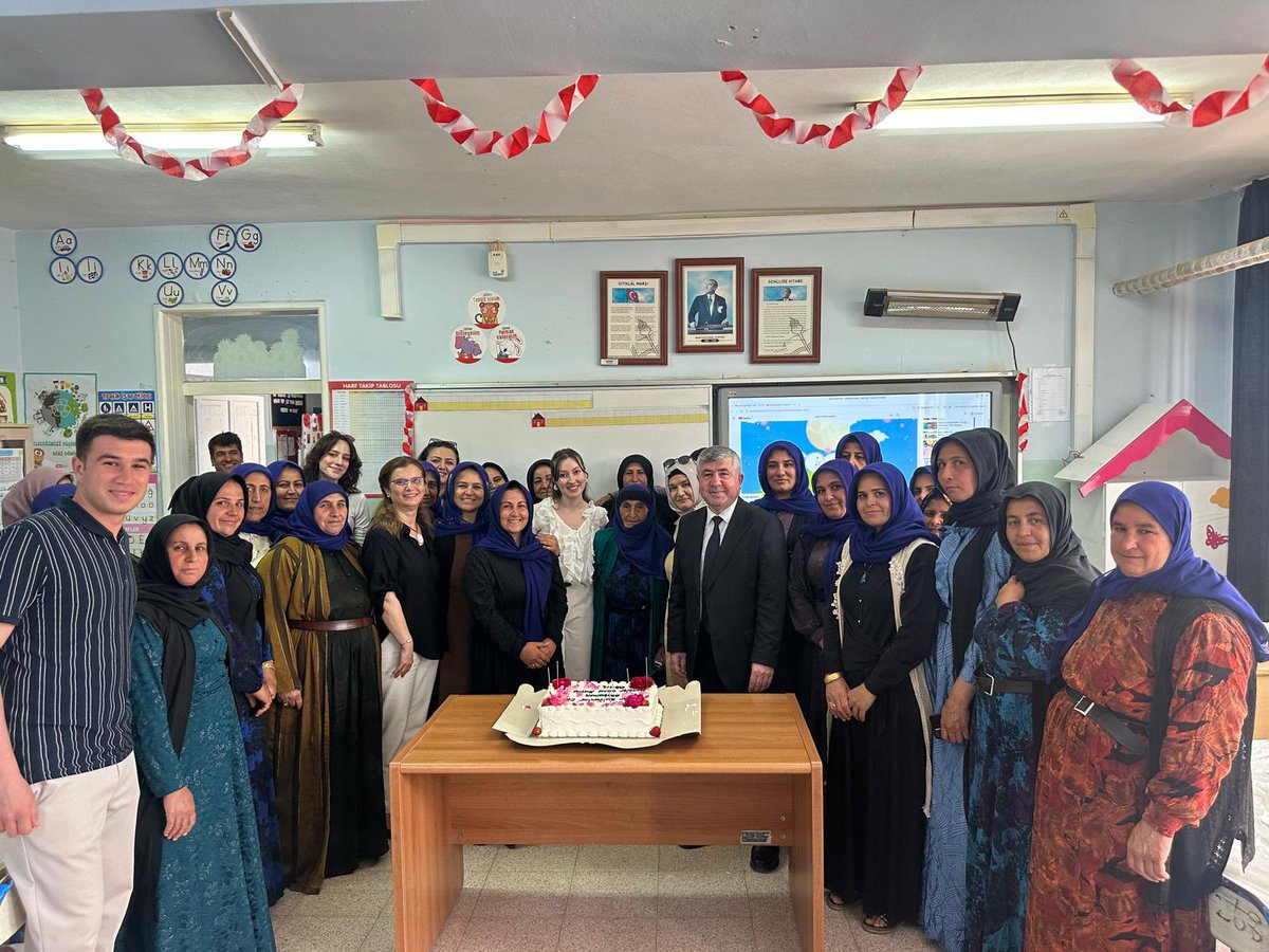 HaliliyeMem's tweet photo. Okumanın Yaşı Yok✨

İlçe Müdürümüz Sn Mehmet VURAL, Bakımlı İlkokulu’nda yetişkinlere yönelik açılan okuma yazma kursu kapsamında kursiyerlerimizle bir araya gelirken kursiyerlerimizin Anneler Günü’nü de kutladı. 

Tüm kursiyerlerimize azimleri için tebrik ediyoruz
@mserkansahin https://t.co/ejjPUq16jz
