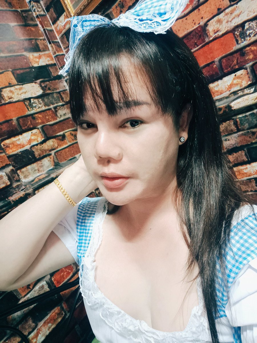 สาวสองมีนม มีงู tweet media