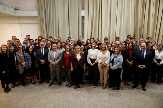 CICAD_OEA's tweet photo. Los días 21 y 22 de abril, desde Argentina se llevó a cabo una capacitación para continuar el desarrollo del modelo de Tribunales de Tratamiento de Drogas #TTD, que está siendo fortalecido bajo el liderazgo de @MinJusticia_Ar y el @MinSalud_Ar mediante @sedronar. Esta iniciativa recibe la colaboración técnica e institucional de @CICAD_OEA, y el apoyo financiero de @CanadaFP 🇨🇦, @CanadayOEA, @GAC_Corporate.

Como resultado de esta capacitación, más de 90 profesionales de los sistemas de justicia y salud de tres provincias argentinas (Buenos Aires, Córdoba y La Rioja) y de la Ciudad Autónoma de Buenos Aires, mejoraron sus conocimientos y capacidades operativas, con un enfoque de interseccionalidad, para avanzar en la implementación federal del modelo #TTD mediante:

✅ Intercambio de experiencias internacionales y evidencia regional.
✅ Herramientas concretas, manual y protocolo para la implementación del modelo, incluyendo monitoreo y evaluación.
✅ Simulación de audiencias y análisis de casos prácticos.
✅Coordinación interinstitucional para el desarrollo y expansión de programas piloto.

Desde CICAD seguimos apoyando a los Estados miembros de la @OEA_Oficial en el fortalecimiento de las capacidades operativas de profesionales de justicia y salud para implementar modelos efectivos de prevención del delito mediante respuestas integrales de rehabilitación e integración social bajo supervisión judicial.