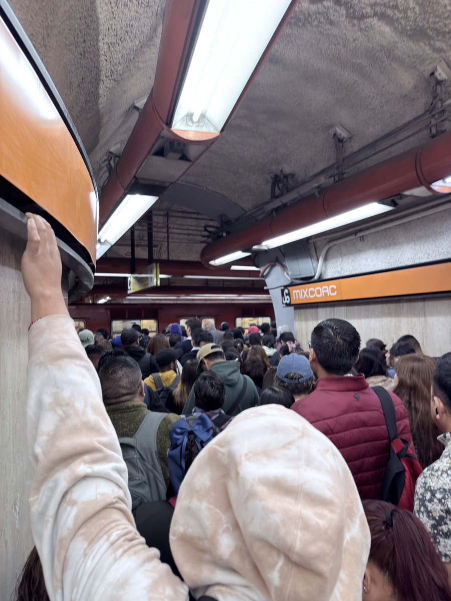 InfoMetroMX's tweet photo. 🚨 METRO 🚨
#ULTIMAHORA
#Linea7 del #MetroCDMX se encuentra completamente SATURADA 
Afluencia maxima y flujo pésimo de unidades, tardando hasta 20 min. En poder abordar una unidad.
⚠️!Anticipa tu salida!⚠️
#infometromx https://t.co/IwIcocFAGg