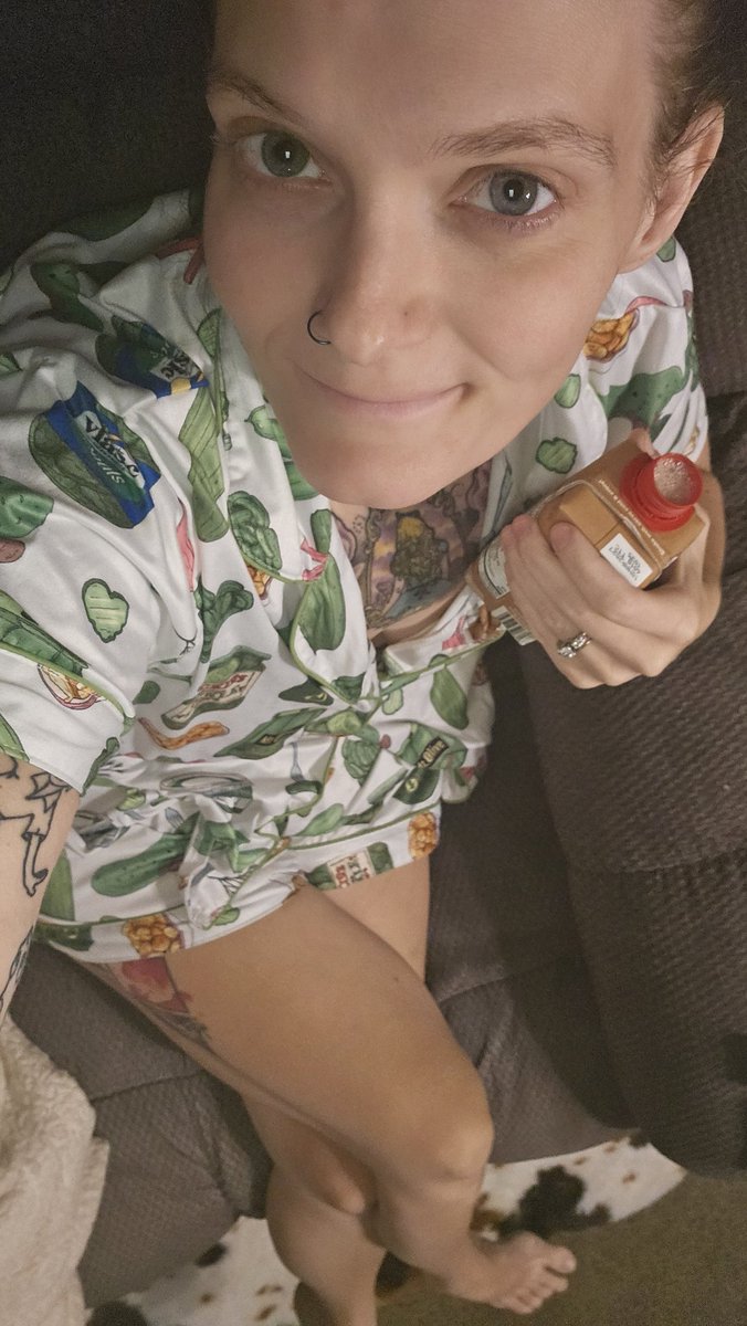 Good morning from your favorite MILF 💋 No school today so this Mama slept in and then made the kids some French toast, scrambled eggs, and sausage with some strawberries. Now this Mama is having her breakfast 😋 

#milf #Illinoismilf #sexymilf #bbwass #pawg #bbwsoil