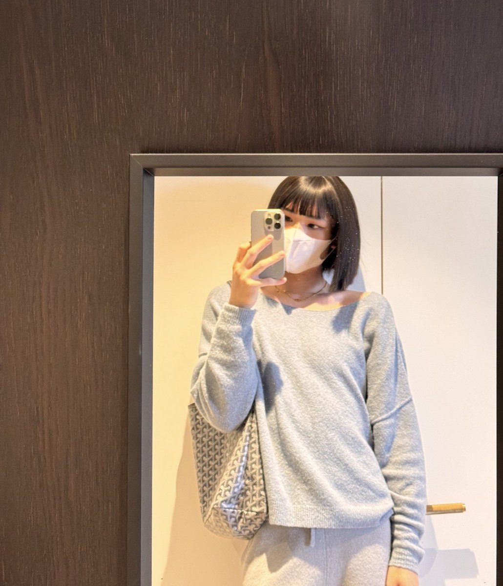 Elelizzxa's tweet photo. 抱歉我真的太喜歡這套了 容許我再發一次😬
在外面如果見到這樣的我 或是我是一個朋友的朋友 給你的第一印象會是什麼呢？或是會覺得我是個怎樣的人？
下面留言！

Tell me what’s your first impression of me when you saw me in this outfit. Imagine if I am a friend’s friend or just someone you meet at a cafe!