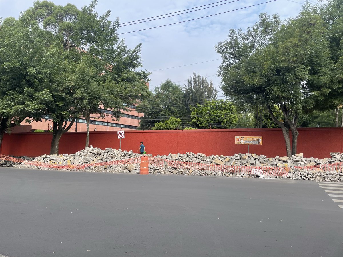 Lucan04's tweet photo. @Gabyosoriohdz @ClaraBrugadaM Quién es responsable de esta obra? Me gustaría saber por qué tenemos que tener ese basurero durante semanas. Si rompieron las banquetas para repararlas, ¿por qué no se llevan la basura? ¿Por qué tardan tanto en ejecutar? https://t.co/p3LfWz82DJ