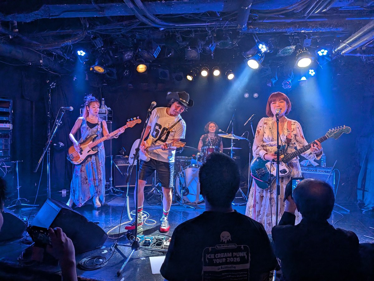 peacefultrain's tweet photo. 今夜のケーやんのライブは、エレキギターの響きが、めちゃめちゃパワフルだった。さすが爆音のライブが出来るClubQueならではの音質。バリバリのロックギターサウンドが心地よかった。つしまみれとの対バンで気合が入りまくりで、すごく楽しかった。つづく☺
#ウルフルケイスケ #つしまみれ #ClubQue https://t.co/qmXFm99p7g
