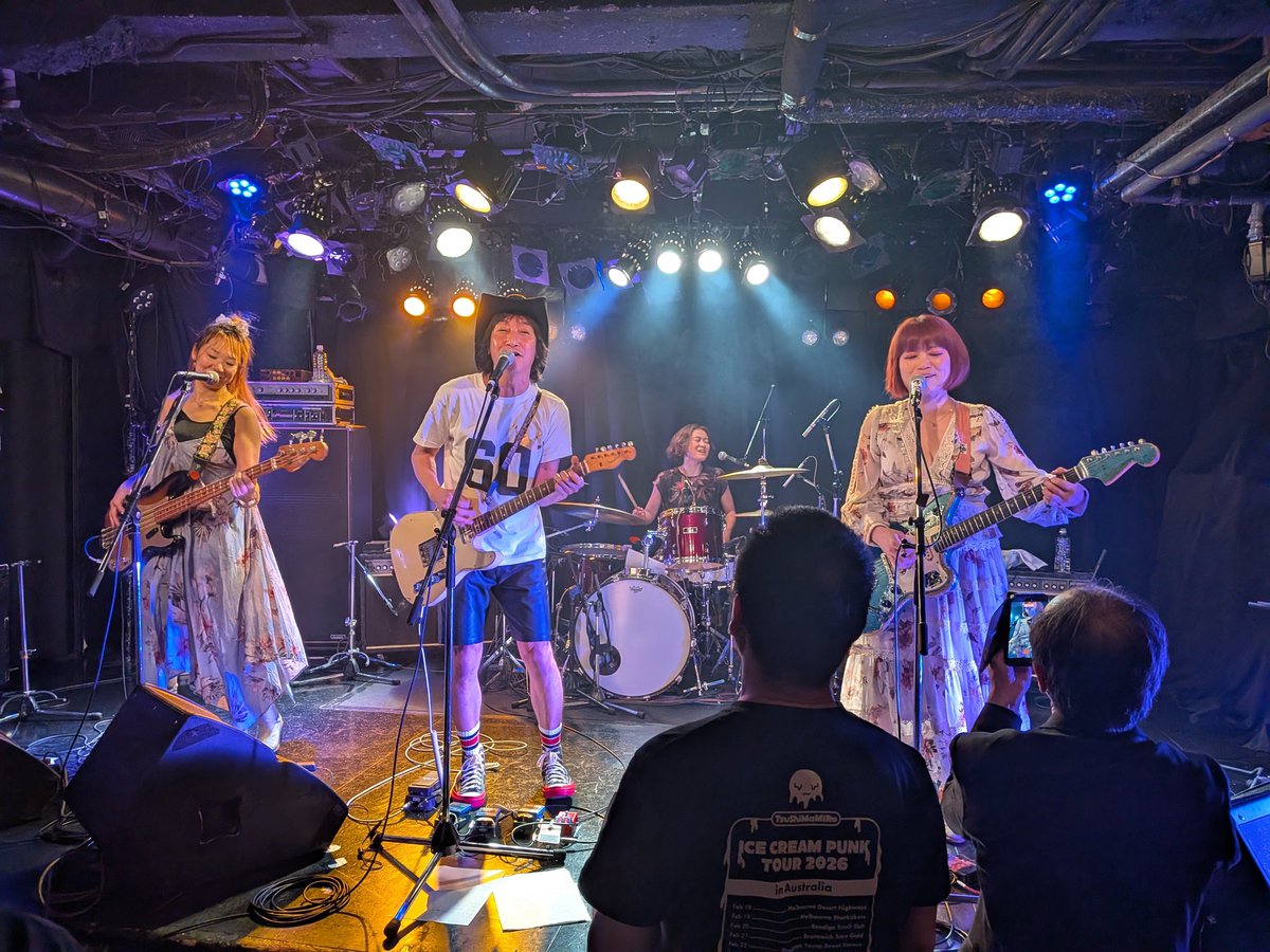 peacefultrain's tweet photo. 今夜のケーやんのライブは、エレキギターの響きが、めちゃめちゃパワフルだった。さすが爆音のライブが出来るClubQueならではの音質。バリバリのロックギターサウンドが心地よかった。つしまみれとの対バンで気合が入りまくりで、すごく楽しかった。つづく☺
#ウルフルケイスケ #つしまみれ #ClubQue https://t.co/qmXFm99p7g
