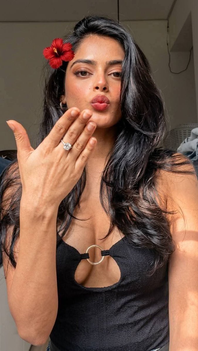 Actress World tweet media