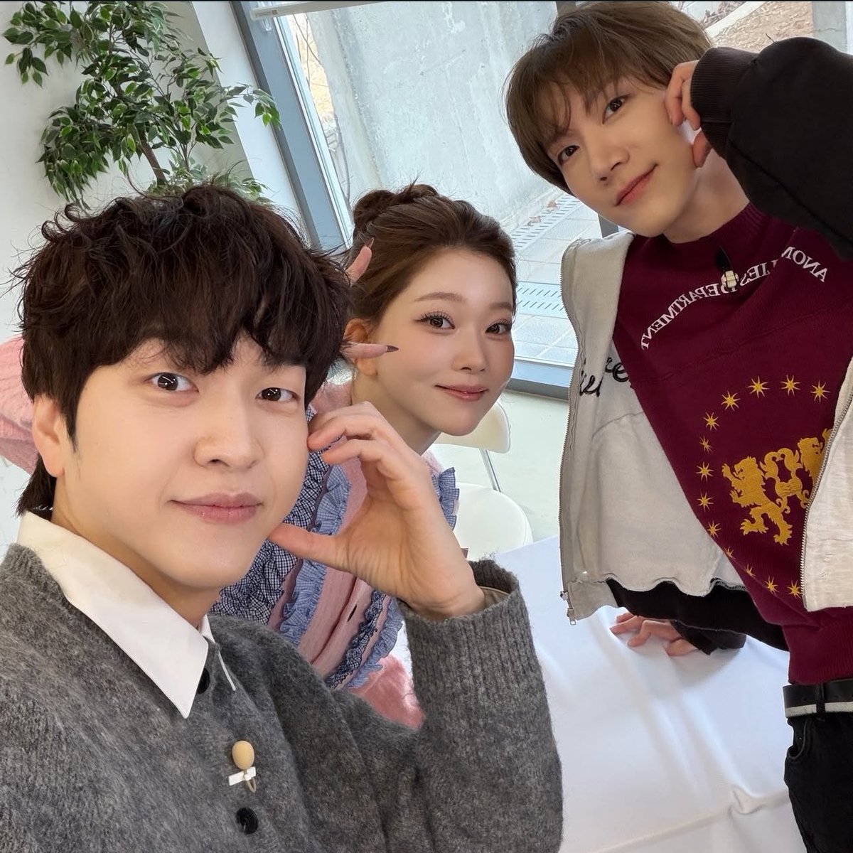 ถ่ายตอนอีพีสุดท้ายที่เกาหลีสินะ คุณเค้าเป็นmcที่เก่งมากนะ ดำเนินรายการลื่นไหล ไม่น่าเบื่อเลย เสียดายมาแค่ 4ตอนเอง ซีซั่นหน้าพิเตนล์จองตัวเลยยยย