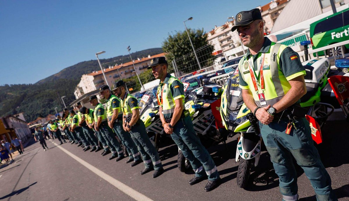 guardiacivil's tweet photo. 🚴‍♀️🚔 Seguridad y deporte en cada kilómetro, suman miles de kilómetros al año garantizando la seguridad en eventos deportivos, pruebas ciclistas y grandes concentraciones.

🏍️ La Agrupación de Tráfico trabaja para que deportistas y ciudadanos disfruten con seguridad.

#SeguridadVial #AgrupaciónDeTráfico