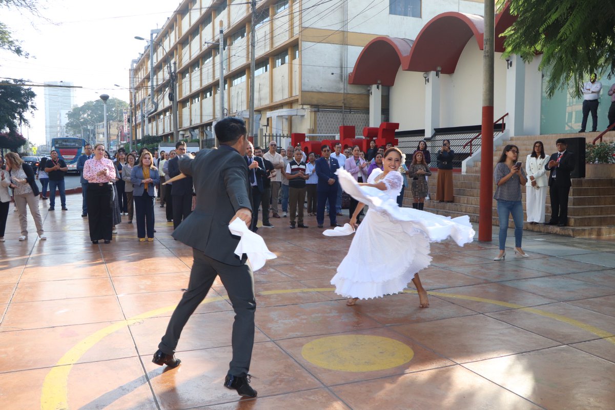 mimpinabif's tweet photo. 🇵🇪 #CeremoniaCívica | Iniciamos la semana rindiendo homenaje a nuestros símbolos patrios, en compañía de directivos y trabajadores, reafirmando así el compromiso que tenemos con la protección y el bienestar de niñas, niños, adolescentes y familias en vulnerabilidad.
#INABIF🩵 https://t.co/NgUxXGarEQ