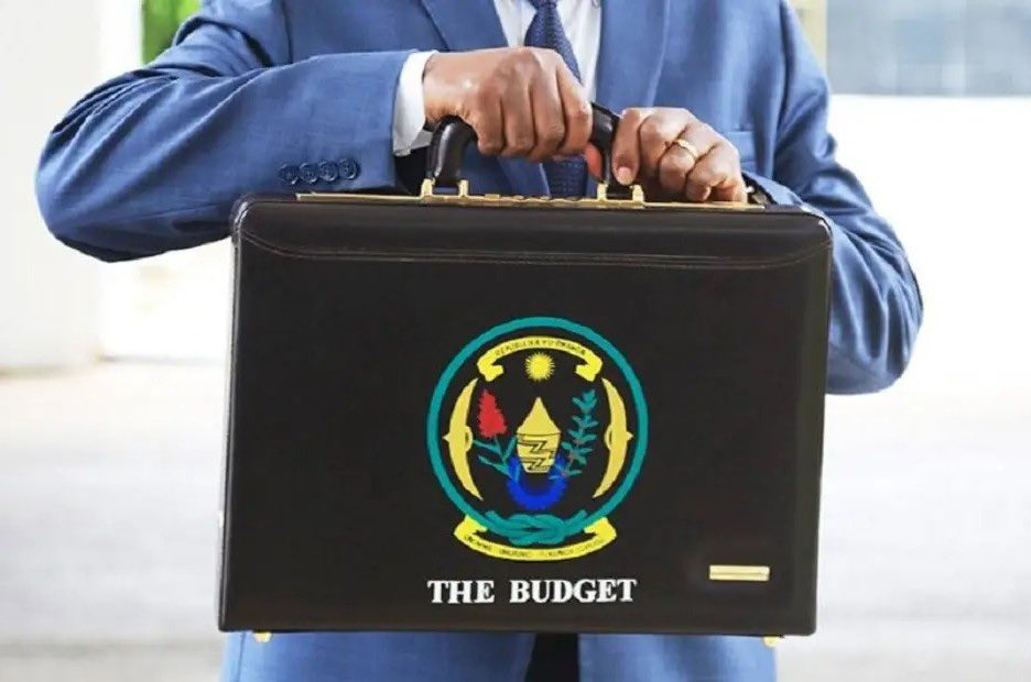 NEXUSNEWSNETWAK's tweet photo. Minisitiri w’Imari n’Igenamigambi Yusuf Murangwa yatangaje ko Guverinoma y’u Rwanda iteganya gukoresha arenga tiriyari 7.7 Frw mu ngengo y’imari ya 2026/27. 

Aya mafaranga yiyongereyeho miliyari zisaga 700 Frw, bingana na 10% ugereranyije n’ingengo y’imari y’uyu mwaka wa 2025/26 https://t.co/BFObNDudAq