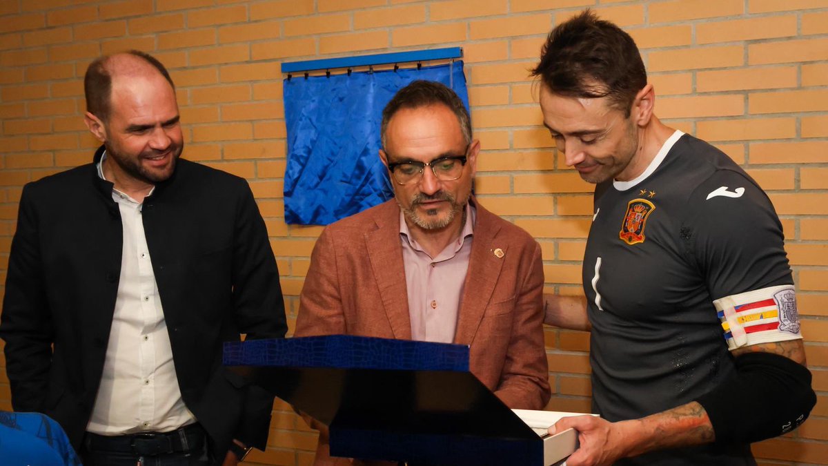 AytoMostoles's tweet photo. ⚽️ El pasado domingo 10 de mayo Móstoles rindió homenaje al exguardameta Paco Sedano con un partido de leyendas de la selección española y de Móstoles.

🔎+info: https://t.co/aZXtXuOz3o https://t.co/mrVfWkv9eG