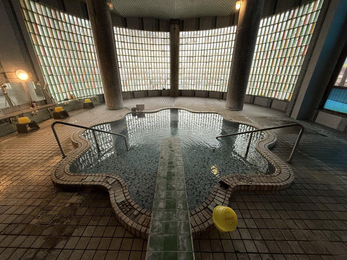 anpan__men's tweet photo. GWも終わり
働きたくない…
毎日温泉でのんびりしたい。
花形の湯船！天井のタイル！湯も最高！　
露天風呂は混浴です。
ロビーもおしゃれで、のんびりできますよ。 https://t.co/8zr4NapzfJ