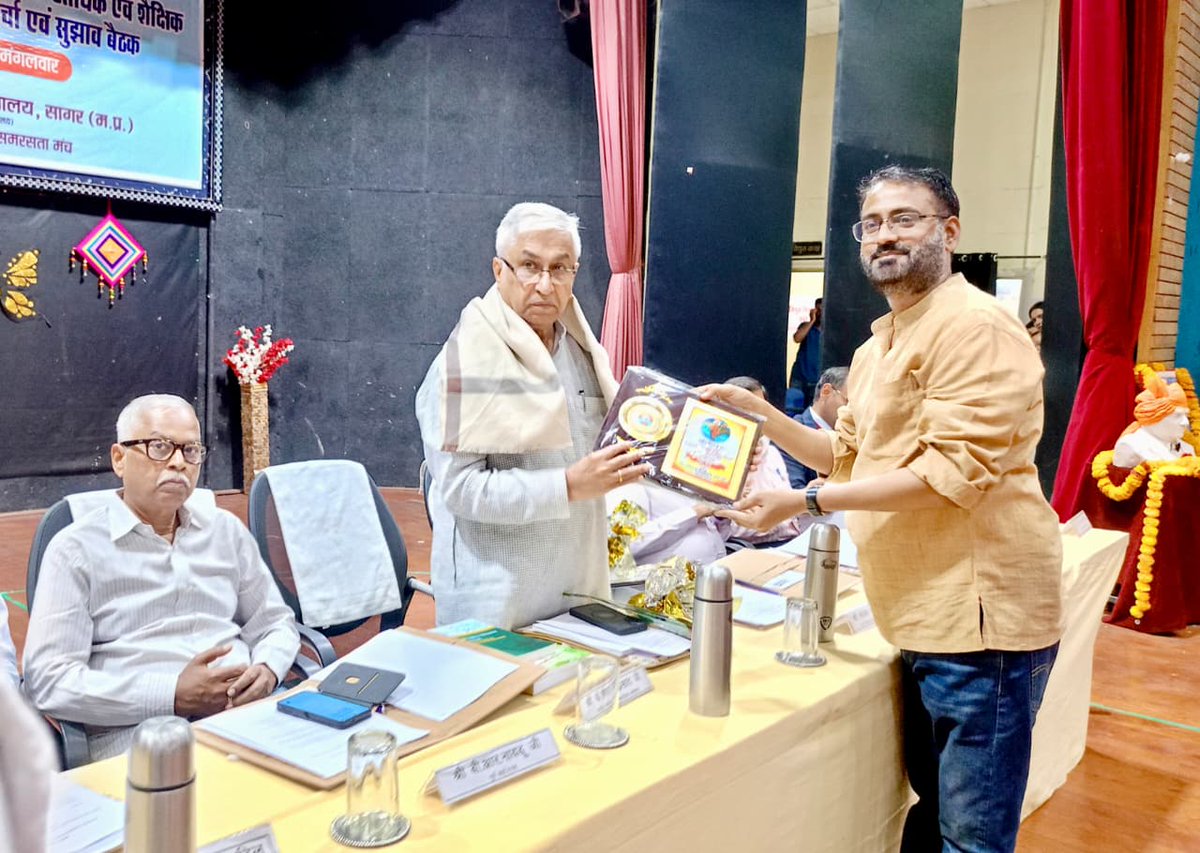 DoctorGour's tweet photo. डॉ. हरीसिंह गौर विश्वविद्यालय, सागर में सामाजिक समरसता मंच के सहयोग से भूमिहीन कृषि श्रमिकों के व्यापक सामाजिक, आर्थिक एवं शैक्षिक सशक्तिकरण के संदर्भ में एक दिवसीय राष्ट्रीय चिंतन बैठक का आयोजन किया गया। https://t.co/DAob1yEUvi