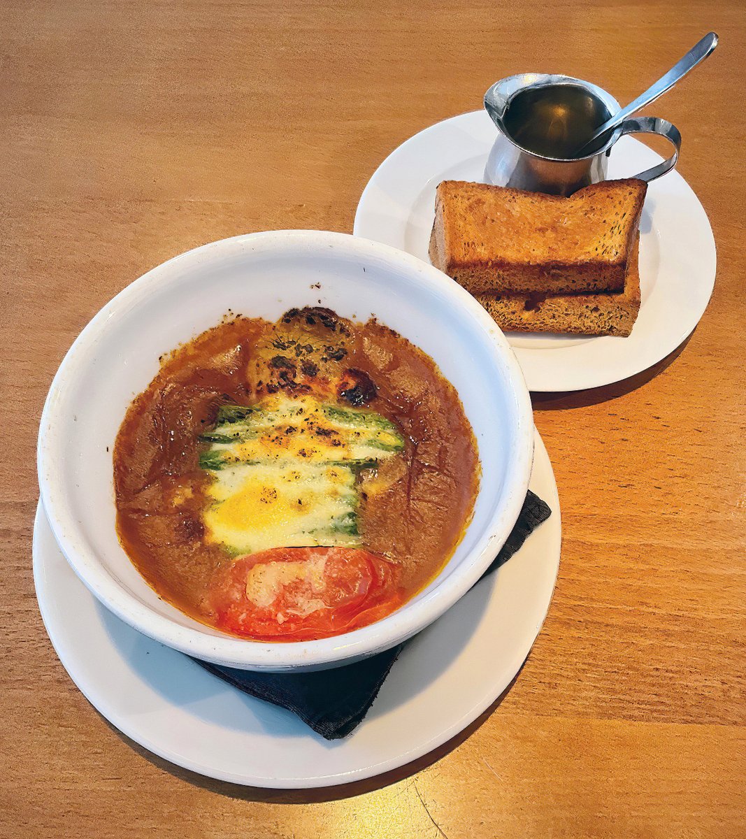 Todo_360's tweet photo. ＜Cafe de LENTO（石川町）＞　
チクテカフェ時代の『ニース風サラダ』や蜂蜜バターのライ麦マフィンを、���でも味わえる直系。お薦めは国産牛肉と野菜をじっくり煮込んだ『ビーフシチュー』にハーフサラダ（写真は山盛りのフルサイズ）、2種のタルト（焼きいちご・りんご煮）。季節のパフェはお好みで https://t.co/1ceU14J7lg