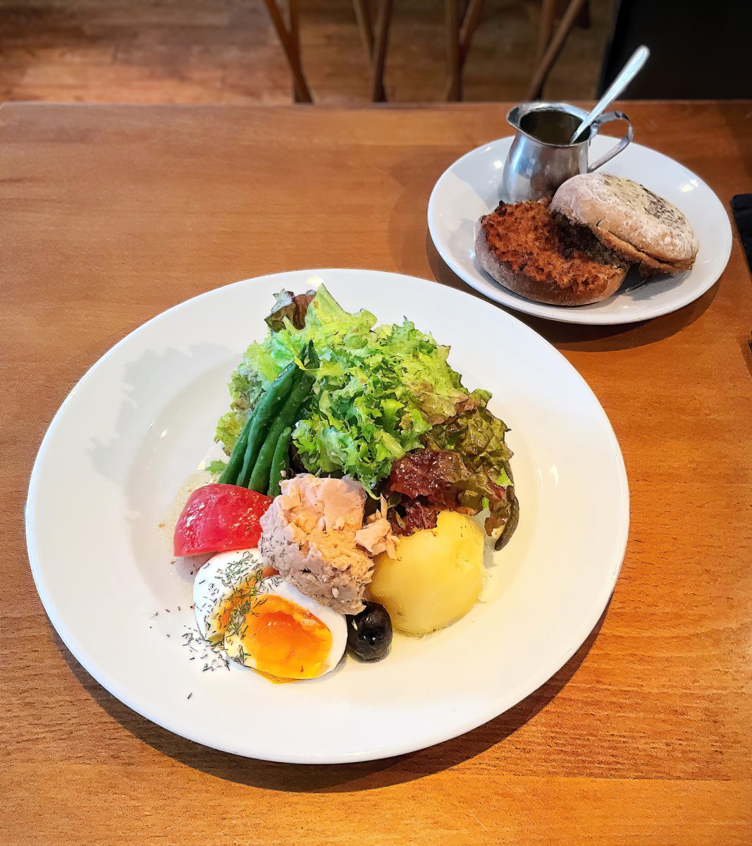 Todo_360's tweet photo. ＜Cafe de LENTO（石川町）＞　
チクテカフェ時代の『ニース風サラダ』や蜂蜜バターのライ麦マフィンを、���でも味わえる直系。お薦めは国産牛肉と野菜をじっくり煮込んだ『ビーフシチュー』にハーフサラダ（写真は山盛りのフルサイズ）、2種のタルト（焼きいちご・りんご煮）。季節のパフェはお好みで https://t.co/1ceU14J7lg