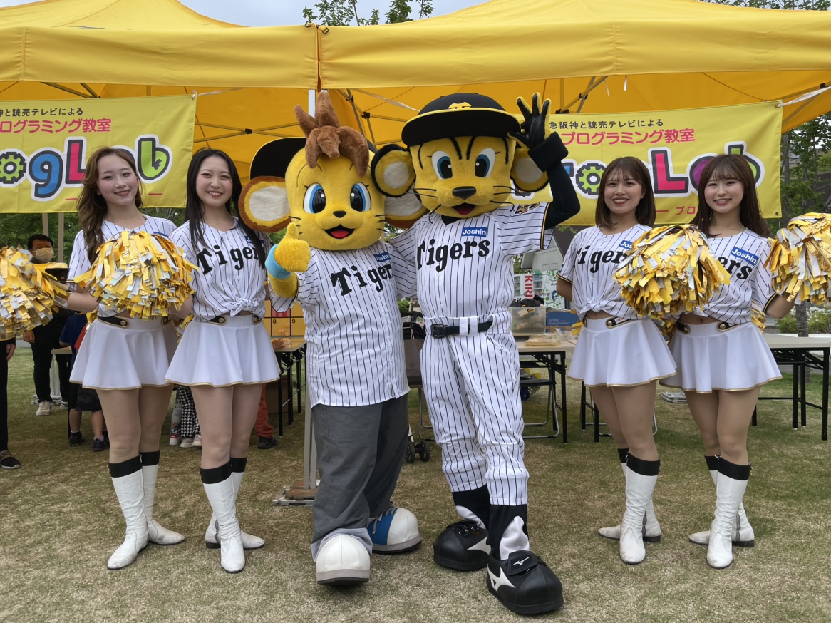 ProgLab_edu's tweet photo. SGLスタジアムイベント「こどもまつり」に #プログラボ が出展しました✨

当日はロボットでボールを投げる「ロボットストライク」を開催したところ...
なんと、 #トラッキー に #キー太 、#コラッキー がやってきてくれました！

終日大賑わいでみなさんにお楽しみいただきました！
#阪神タイガース https://t.co/WeysgzMn5M