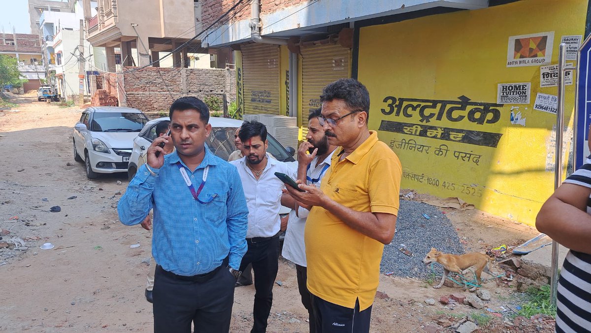 BNTBiharX's tweet photo. @souravreporter2 इसमें बिहार का करेगा.... Authentic news ये है की... SBI ने 6 महीने से दुकान के मालिक को किराया नहीं दिया था... अब SBI वाले मालिक की सुन भी नहीं रहे थे तो उसने उसी दूकान को किसी नाई को दे दिया.... Salon चलाने के लिए 🤣🤣🤣

Picture : SBI bank employee with the shop owner... https://t.co/EA77JQk6vT