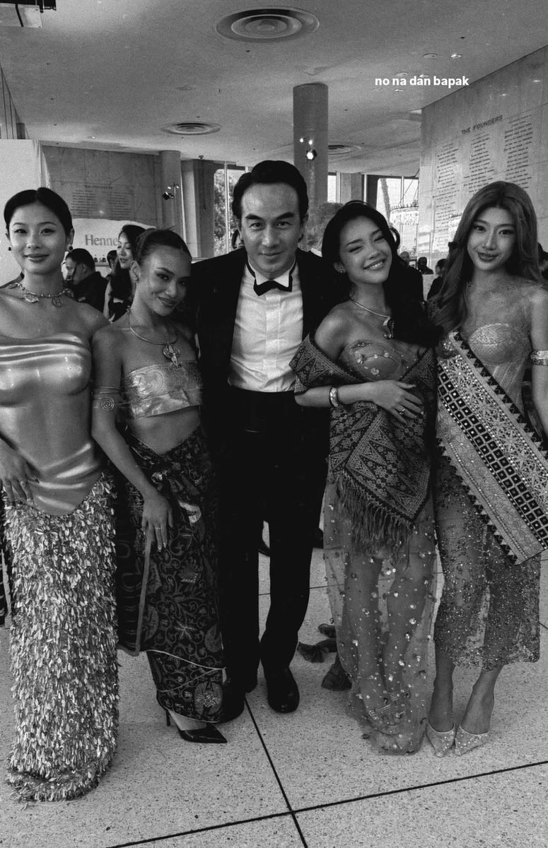 Potret Joe Taslim foto bareng member no na, di postingannya Baila tulis:

"no na dan bapak"