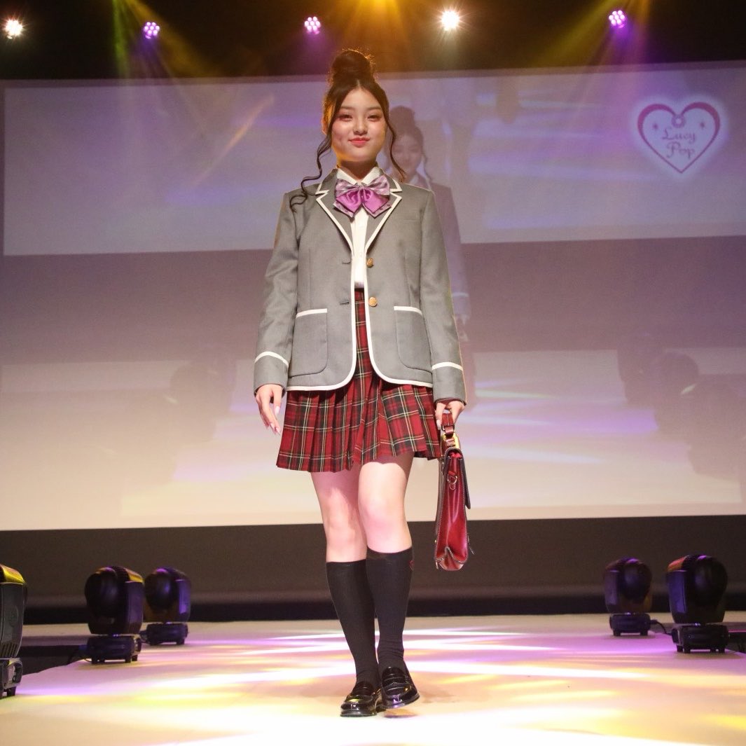 info_lucypop's tweet photo. 上品なグレージャケットに、印象的なパープルのリボンタイ✨ 
クラシカルな制服スタイルに、やさしい華やかさをプラスしました。

#lucypop #lucypopjpan #jk制服 
#ジャパンファッションフェスタ 
#Miyabi https://t.co/SutJ4Y84mJ
