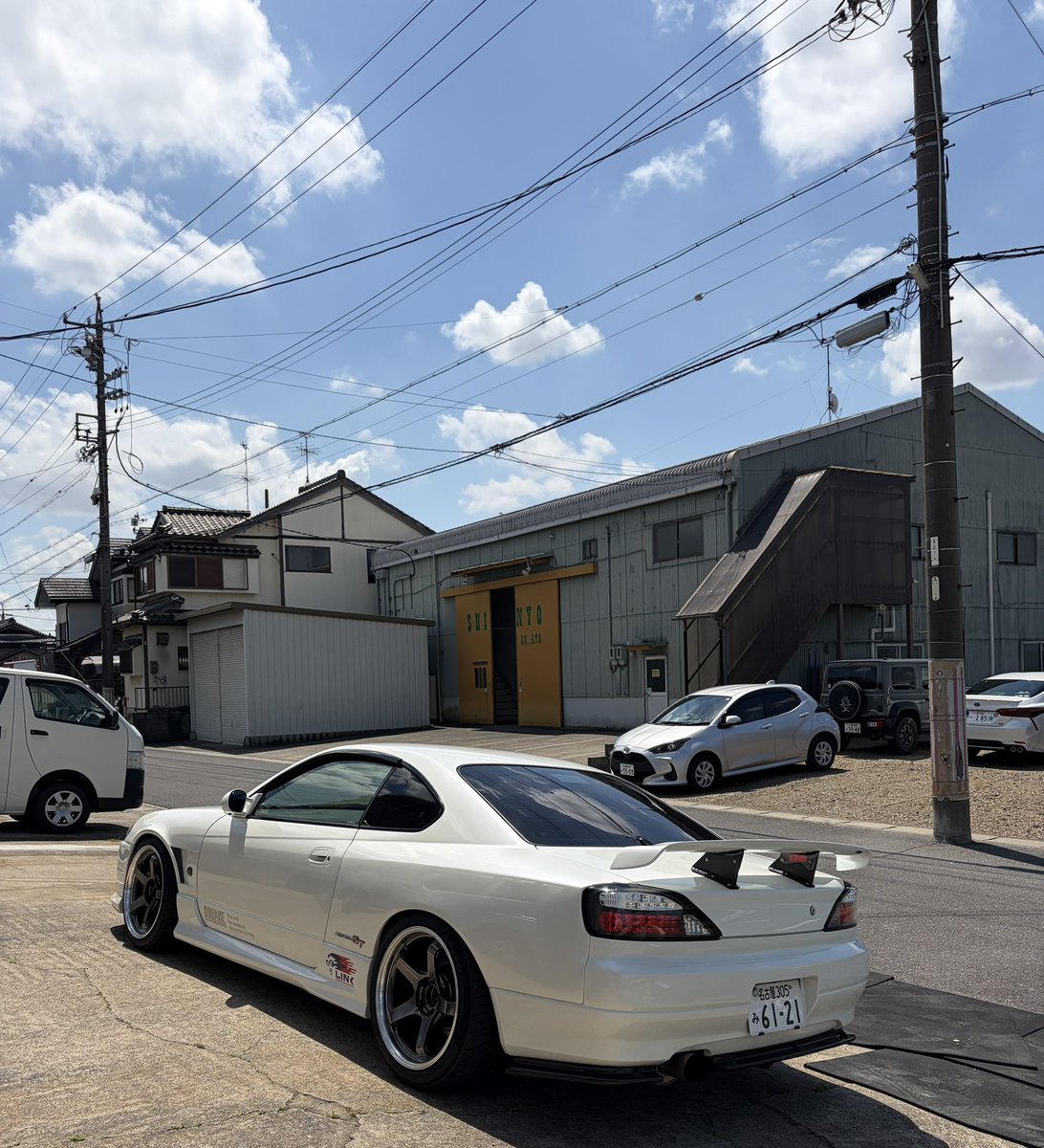 evoko338706's tweet photo. おやすみだけど…ワンコの世話があるので何しよう？

と思ったらムスメが休みで見てくれると…出かけれるなら行けて居ない‘出張仕事行くかー’でシルビア出動

以前軽くバラしたので問題は分かっている、久々の完全ノーマルRB26を苦戦しながらフル分解

出張でバラして内部確認してエンジンのキモを教えながら出張先で一台組む😊

このエンジンはテンショナーがブローしてタイベルダルダルでバルブクラッシュかなと…ものの見事に24バルブクラッシュ💧

こりゃあ…腰下どうかなぁ🥺